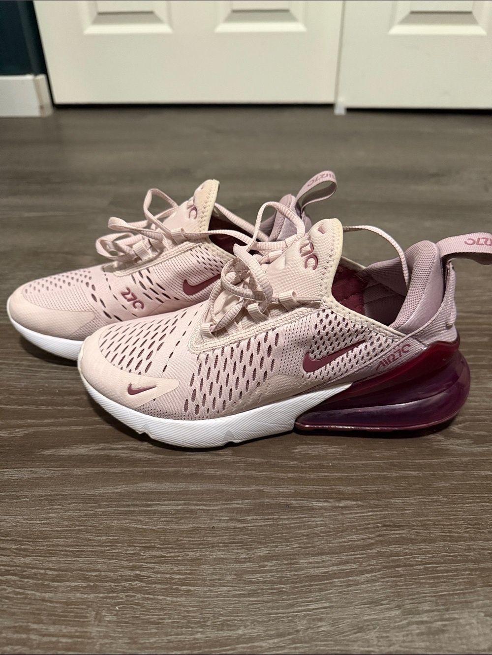 Nike Women’s Air270 Pink Sneakers with Burgundy - Picture 6 of 8